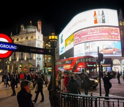El alcalde de Londres planea prohibir los carteles de ‘comida basura’