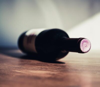 ¿De qué manera afecta el corcho al vino de una botella?