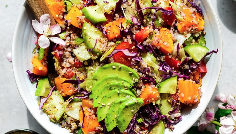 Ensalada de lentejas, calabaza, quinoa y aguacate