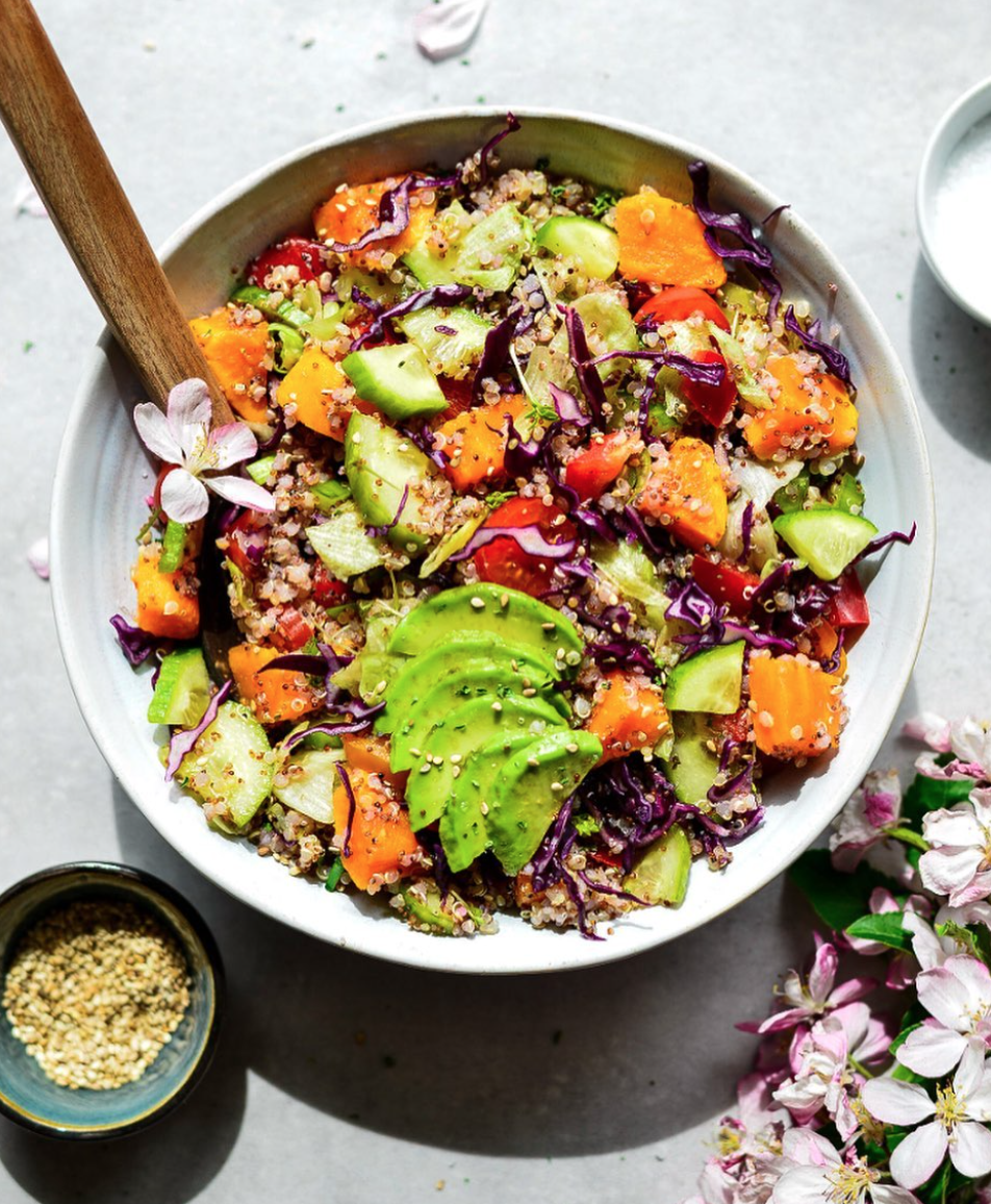 Ensalada de lentejas, calabaza, quinoa y aguacate