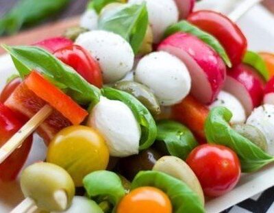 Brochetas vegetales con queso mozzarella