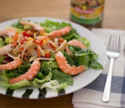 Ensalada de gambas, soja, brotes verdes y sésamo