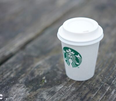 Starbucks llega con una alternativa compostable a sus vasos de plástico