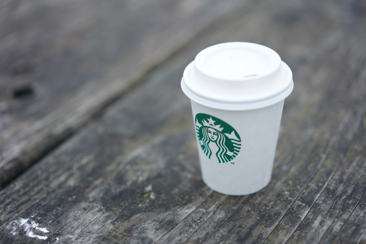 Starbucks llega con una alternativa compostable a sus vasos de - Tapas