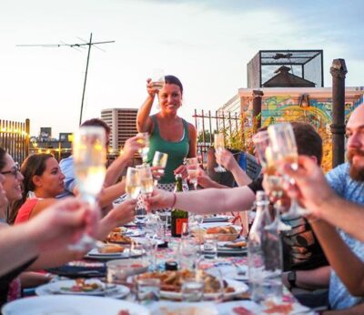 ¿Lo último en gastronomía? Comer en casa de desconocidos