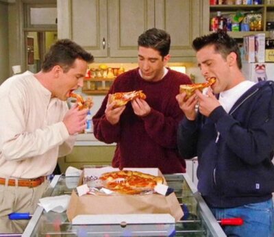 Chandler Bing, Ross Geller y Joey Tribbiani (personajes de 'Friends') comen pizza