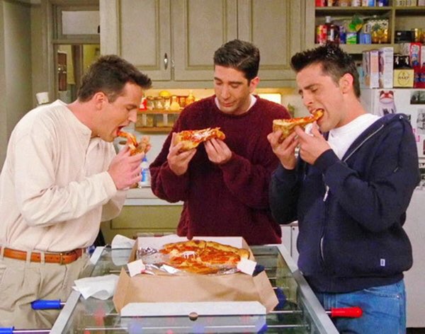 Chandler Bing, Ross Geller y Joey Tribbiani (personajes de 'Friends') comen pizza