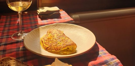 Receta: tortilla vaga de merluza y piparras por Xune Andrade
