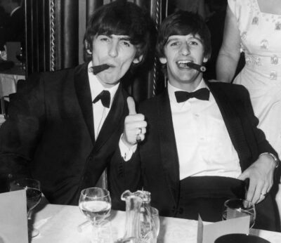 George Harrison y Ringo Starr fumando puros