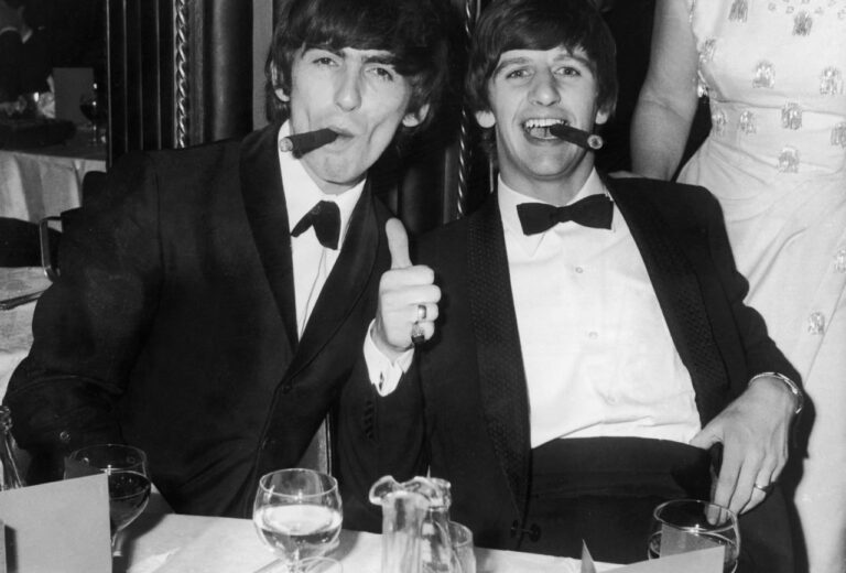 George Harrison y Ringo Starr fumando puros