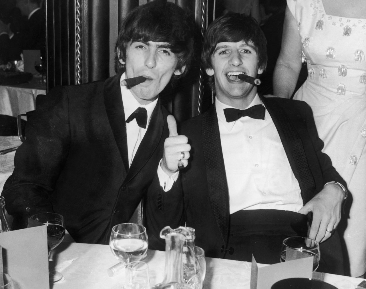 George Harrison y Ringo Starr fumando puros