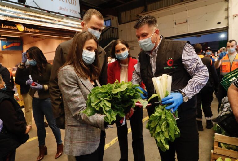 Los reyes de España en Mercamadrid mercados Felipe y letizia