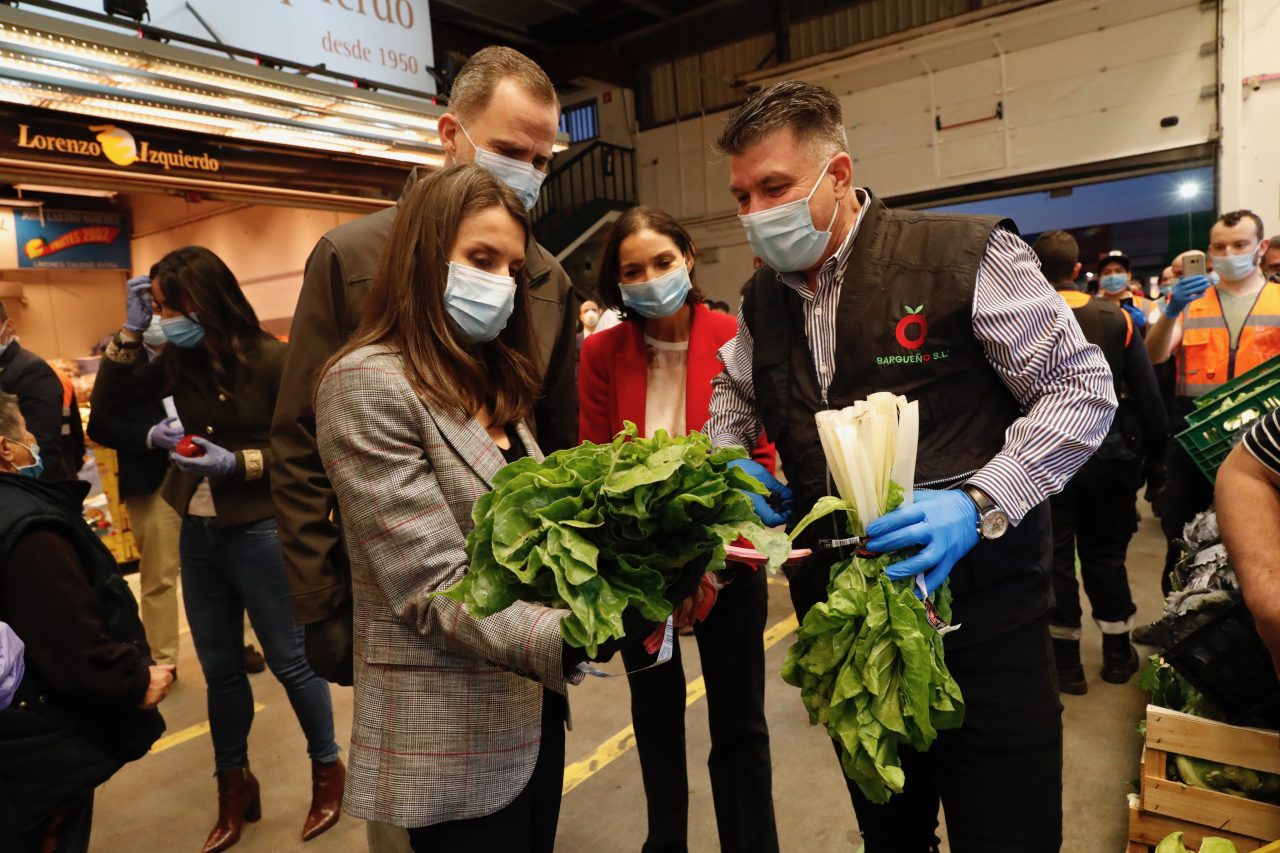 Los reyes de España en Mercamadrid mercados Felipe y letizia