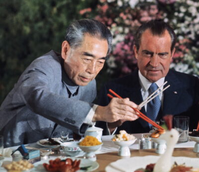 Richard Nixon comiendo sushi en una foto que ya ha pasado a la historia