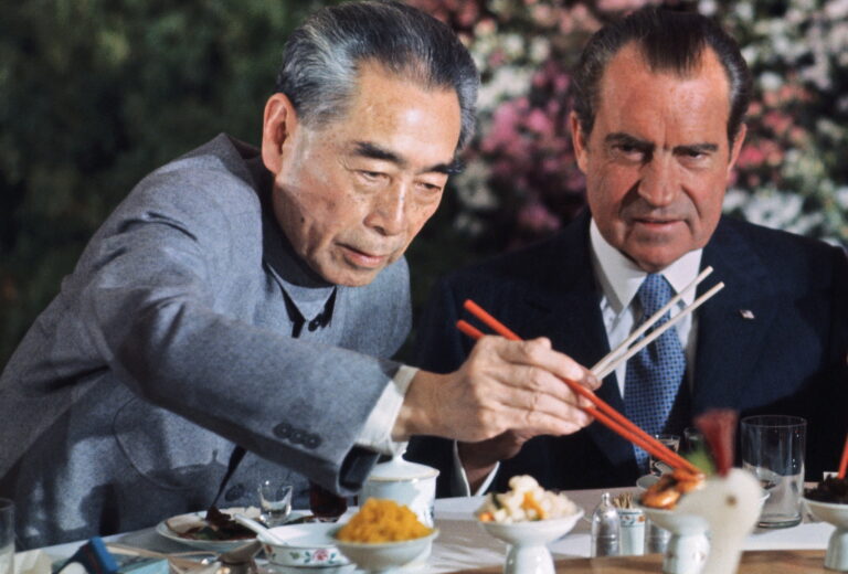 Richard Nixon comiendo sushi en una foto que ya ha pasado a la historia
