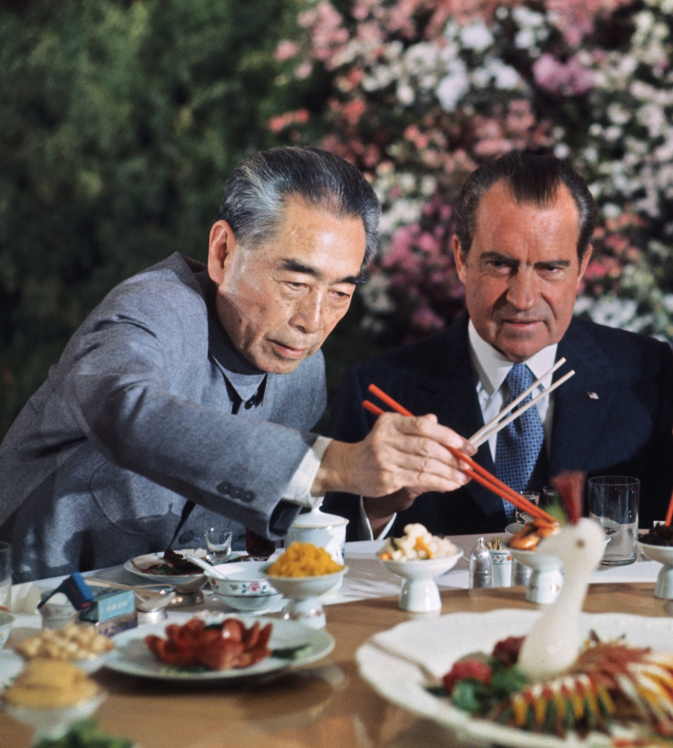 Richard Nixon comiendo sushi en una foto que ya ha pasado a la historia