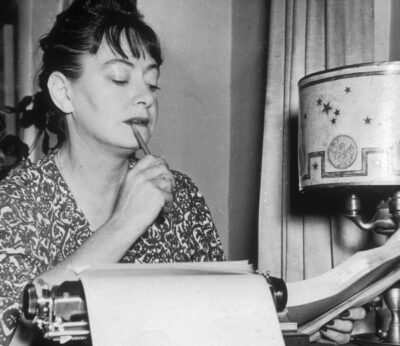 La escritora Dorothy Parker en 1948