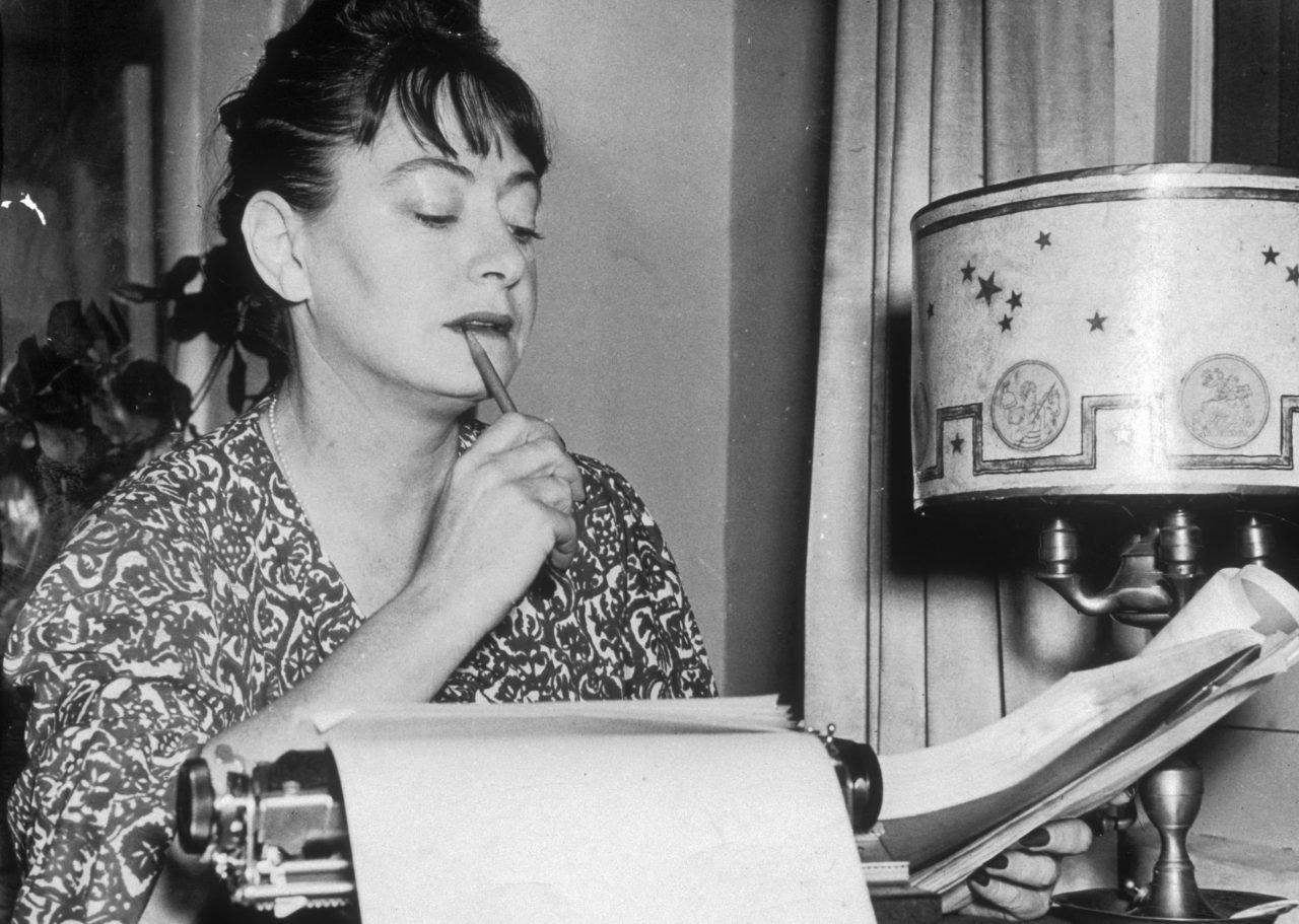 La escritora Dorothy Parker en 1948