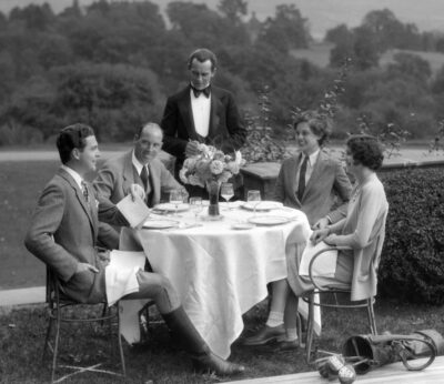 Gente elegante comiendo en una mesa al aire libre