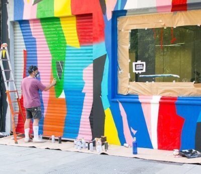 Rosh333 pintando un bar de Lavapiés