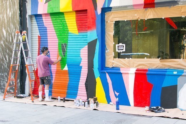 Rosh333 pintando un bar de Lavapiés