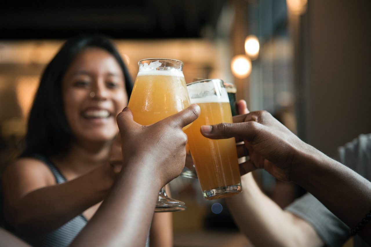 Gente brindando con cerveza