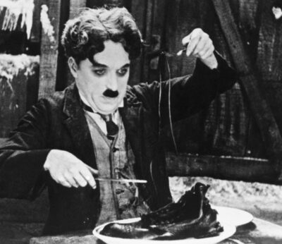 Charles Chaplin Charlot en La quimera del oro comiéndose un zapato