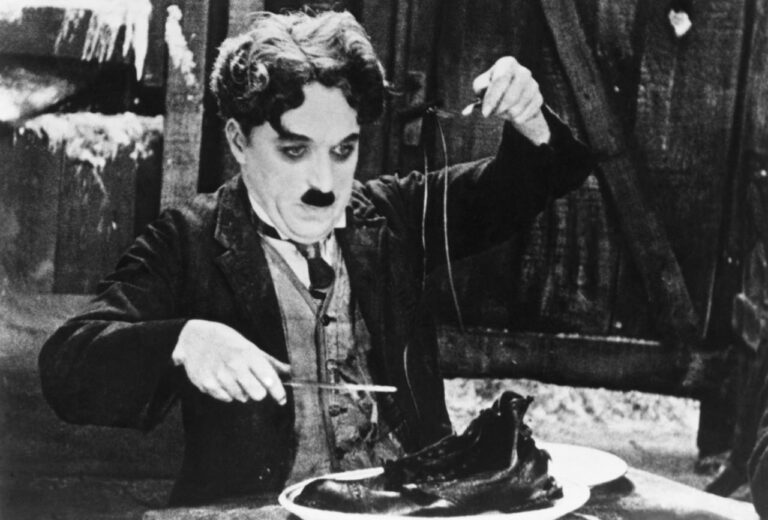 Charles Chaplin Charlot en La quimera del oro comiéndose un zapato