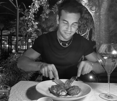 Mario Casas comiendo