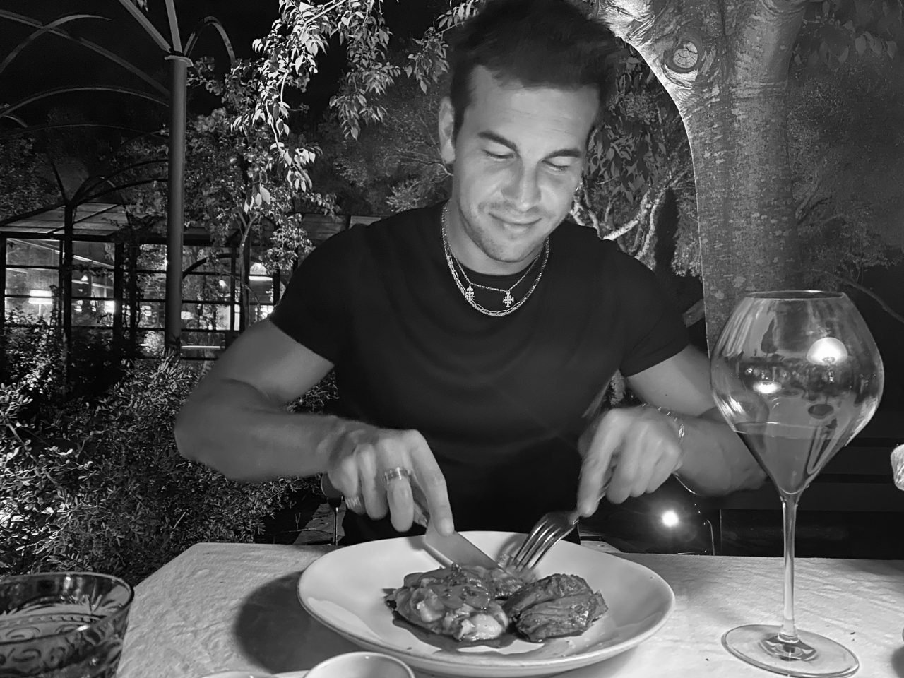 Mario Casas comiendo