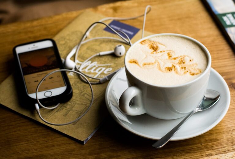 café y podcast en el teléfono