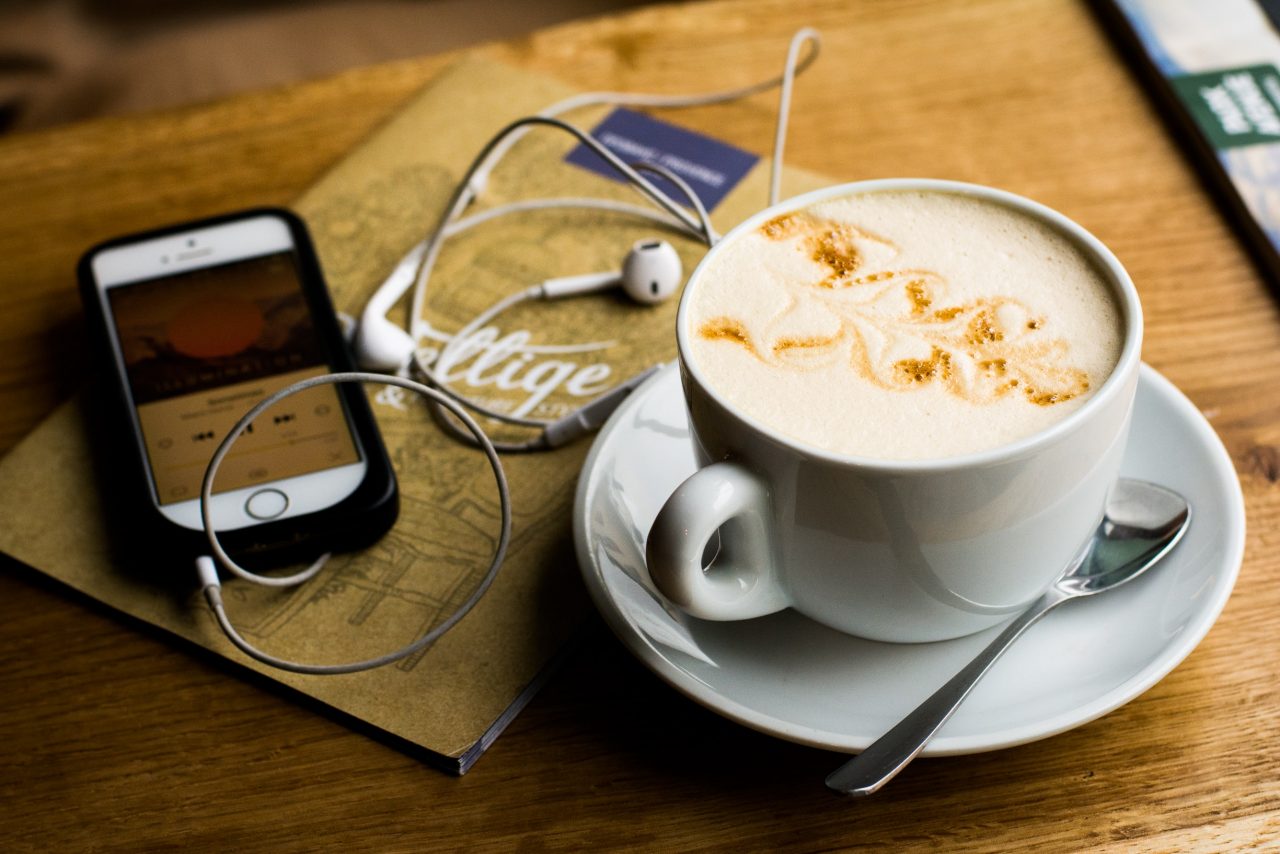 café y podcast en el teléfono