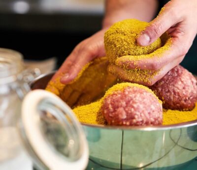 Así se preparan las auténticas albóndigas con stoemp de mostaza y endivia del chef Wim Ballieu