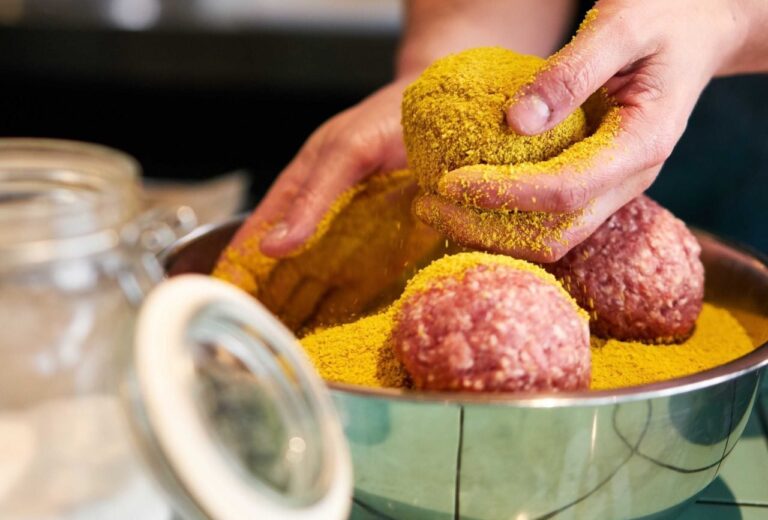 Así se preparan las auténticas albóndigas con stoemp de mostaza y endivia del chef Wim Ballieu