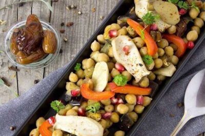 Revuelto de garbanzos con verduras, setas y dátiles