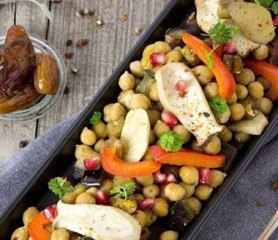 Revuelto de garbanzos con verduras, setas y dátiles