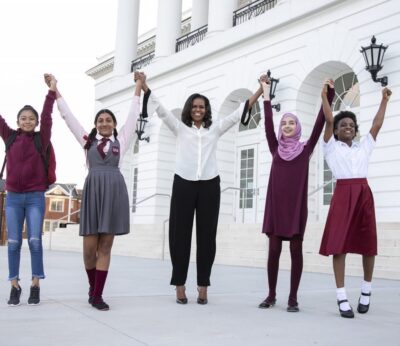 Michelle Obama con niñas para su iniciativa GoFundMe