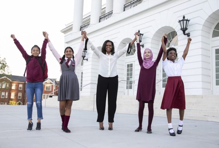 Michelle Obama con niñas para su iniciativa GoFundMe