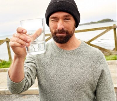 Kepa Acero con un vaso de agua