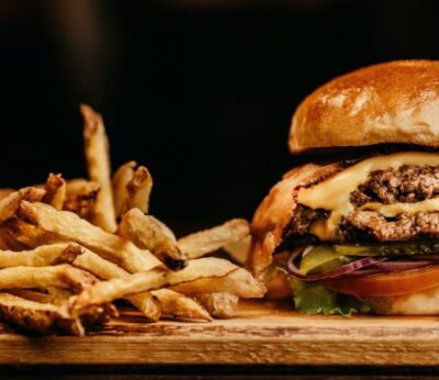 Hamburguesa y patatas fritas