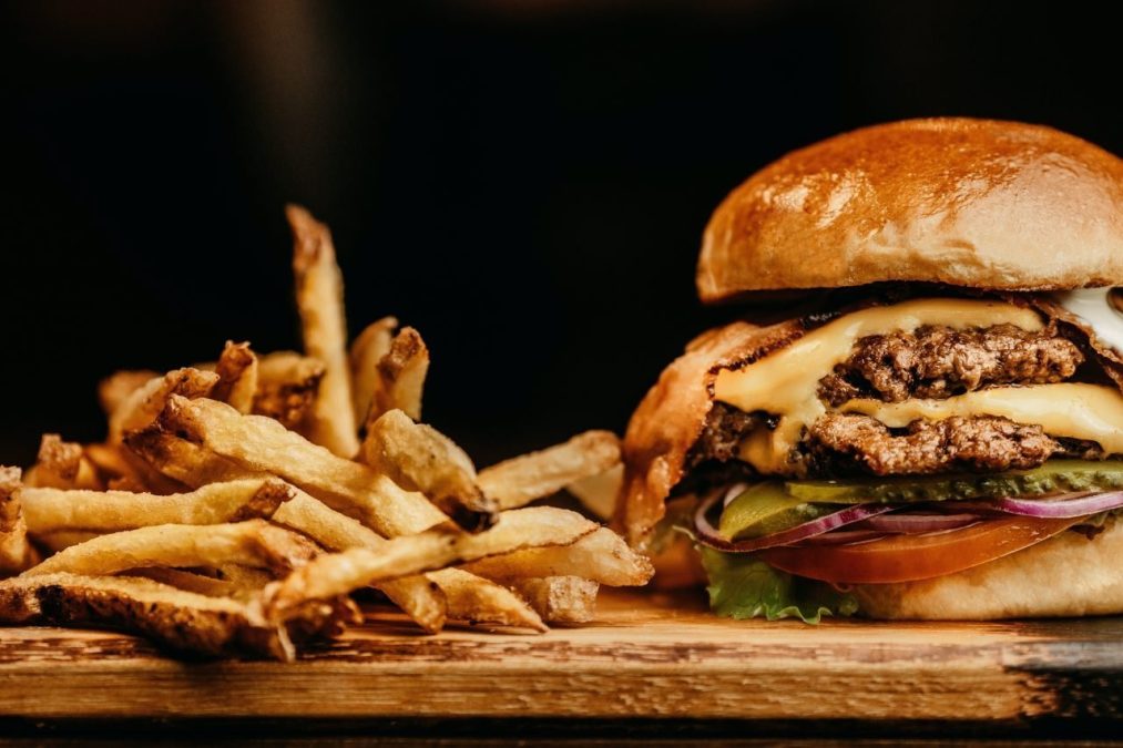 Hamburguesa y patatas fritas