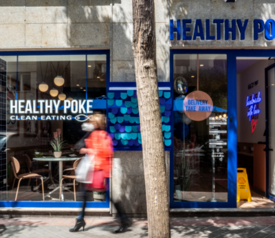 Exterior del restaurante de Healthy Poke en la calle General Pardiñas, en Madrid.