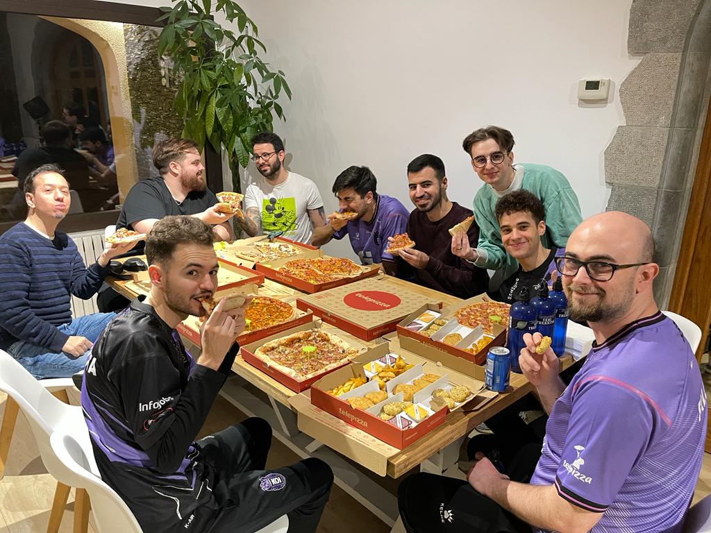 Foto Ibai y equipo KOI con Telepizza