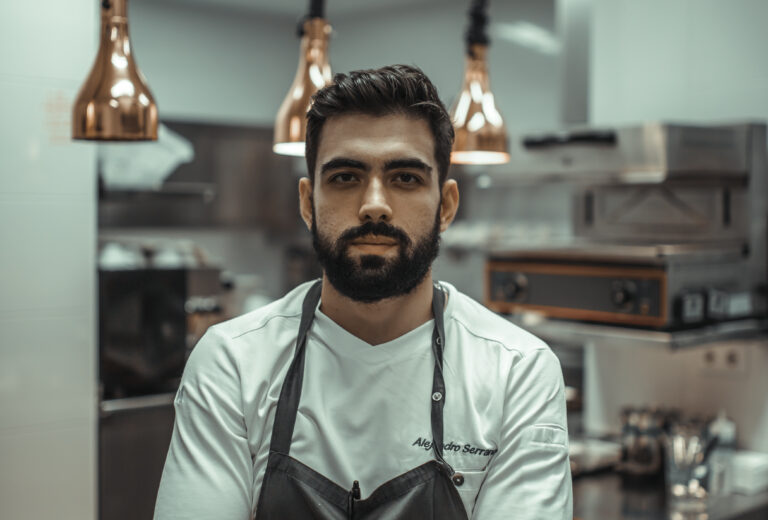 En la cocina con Alejandro Serrano, el chef más joven en ganar una estrella Michelin
