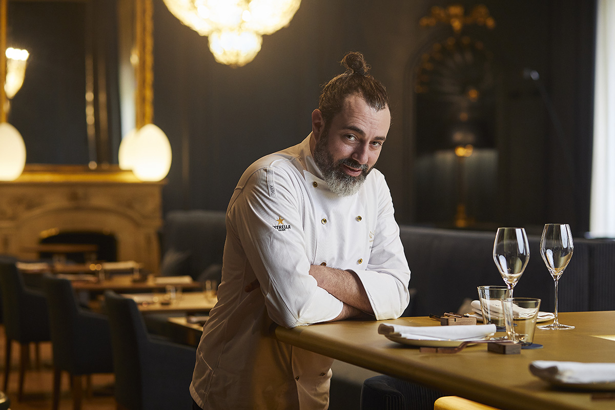 Rafa Zafra posa en su flamante Amar Barcelona