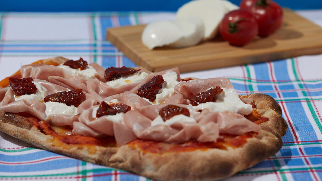 Receta Pinsa de mortadela, burrata y tomates secos de 'El Bacaro' Tapas