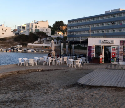 El bar Flotante de Ibiza cierra sus puertas