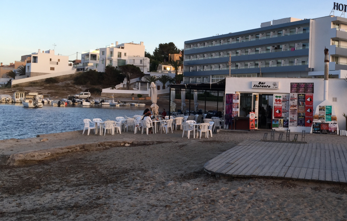 El bar Flotante de Ibiza cierra sus puertas