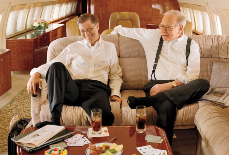 Esta es la tarjeta de oro de Mcdonald’s de Bill Gates y Warren Buffet con privilegios ilimitados