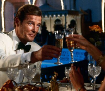 Cómo servir el champán correctamente. Imagen de James Bond.